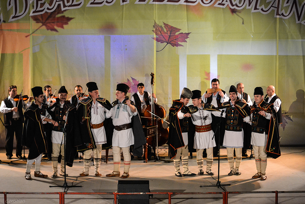 Grupul vocal barbatesc ” Burnasul” a sustinut joi 1 Decembrie un recital de exceptie pe scena Festivalului National de Folclor ” Ioan Macrea” din Sibiu.