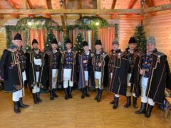 În seara de Ajun, prin intermediul postului național de televiziune TVR1, Grupul Burnasul aduce colindele în casele dumneavoastră